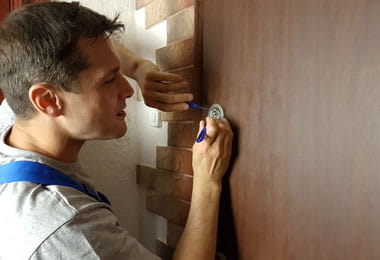 Как открыть свой дверной замок без ключей?